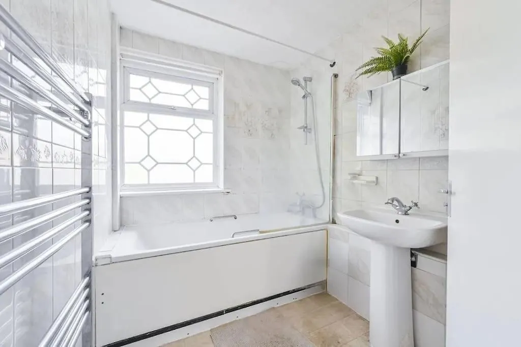 Beautiful Rooms In Prime Location! London